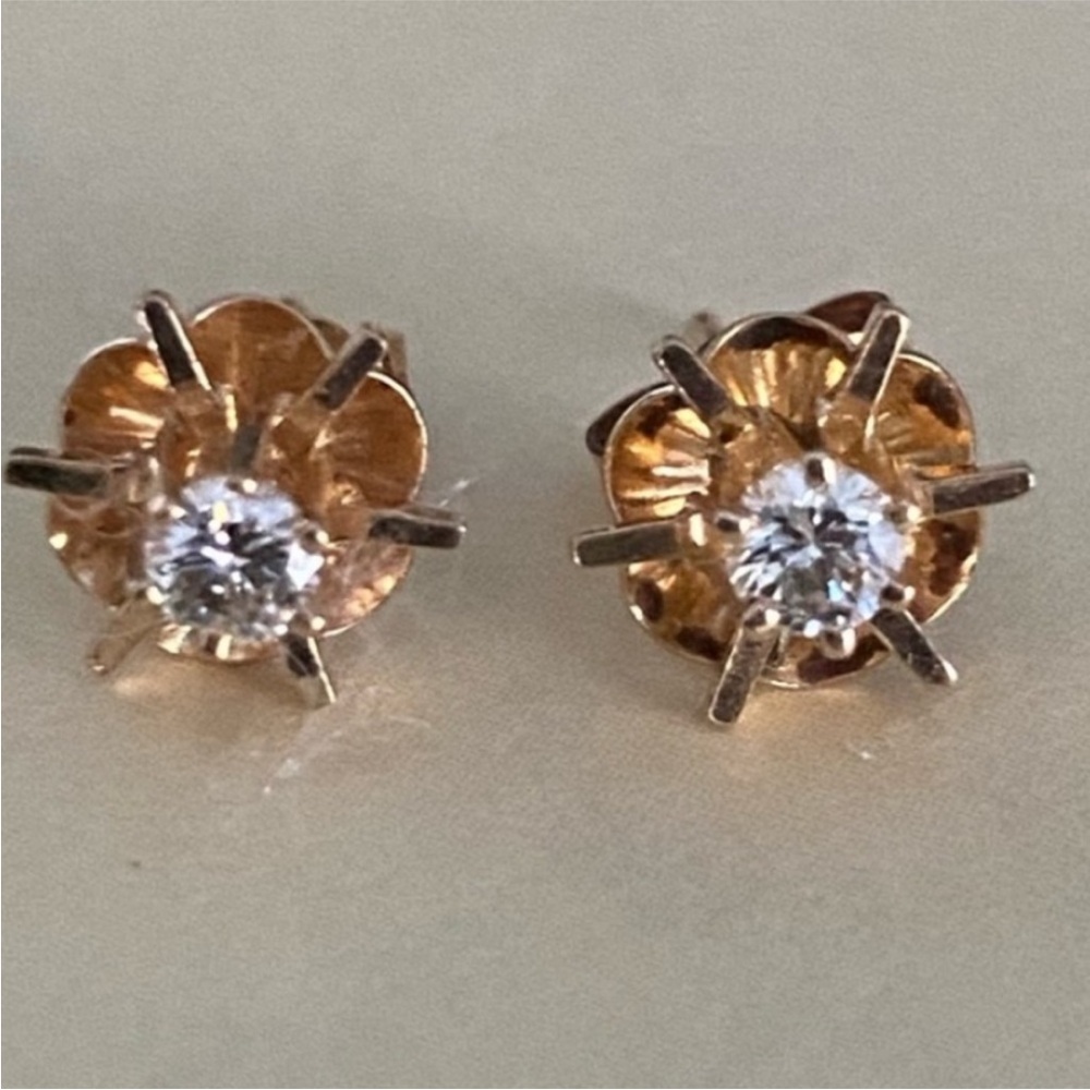 Beautiful Solid 14K Gold Radiant Natural Diamond Buttercup Stud Earrings. Unique